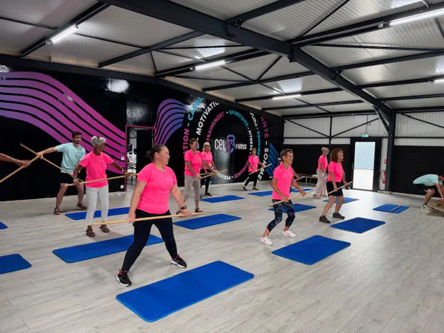 Cours collectif avec bâtons dans la salle rénovée