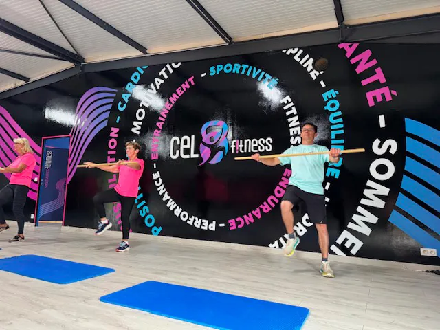 Coach et adhérente devant la fresque Cel Fitness